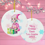 Décoration En Céramique Vieux Noël Elf Girl en rose<br><div class="desc">Joli ornement de Noël personnalisé avec un elfe rétro mignon dans un casquette rose entouré de flocons de neige rose et bleu qui tombent. Le dos peut être personnalisé avec un message personnalisé.</div>