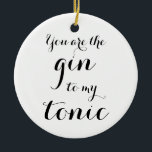 Décoration En Céramique Vous êtes le genièvre à mon arbre de Noël tonique<br><div class="desc">Vous êtes le genièvre à mon ornement tonique d'arbre de Noël. Les décorations faites sur commande avec la brosse script la typographie handlettering. Citation drôle avec le modèle élégant d'écriture de calligraphie. Ă?re idée romantique de cadeau de fête de Noël pour les couples, les nouveaux mariés, les jeunes mariés, l'ami...</div>