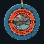 Décoration En Céramique Voyageurs Parc national Moose Retro Compass Emblem<br><div class="desc">Conception d'oeuvres vectorielles Voyageurs. Le parc s'étend sur une vaste superficie et est réputé pour ses forêts,  ses voies d'eau et ses immenses lacs pluviaux,  Kabetogama et Namakan.</div>