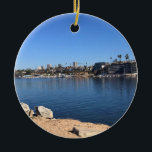Décoration En Céramique Vue depuis le Wedge, Newport Beach, Californie<br><div class="desc">Vue de Corona Del Mar et Fashion Island au loin de l'autre côté du canal tout en se tenant au West Jetty View Park au Wedge à Newport Beach,  Californie. Photo prise en novembre 2022.</div>