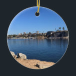 Décoration En Céramique Vue depuis le Wedge, Newport Beach, Californie<br><div class="desc">Vue de Corona Del Mar et Fashion Island au loin de l'autre côté du canal tout en se tenant au West Jetty View Park au Wedge à Newport Beach,  Californie. Photo prise en novembre 2022.</div>