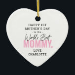 Décoration En Céramique 'Worlds Best Mommy' 1ère Fête des Mères Garde<br><div class="desc">Créez votre propre cadeau spécial de garde de la première Mère avec ce joli ornement photo. Avec le texte 'Happy 1st Mother's Day to the World's Best Mommy' - Love from (AJOUTER LE NOM) et une photo de votre choix au verso. TIP PHOTO - Recadrez les photos en vous assurant...</div>