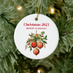Décorations d'arbre de Noël Cool rétros<br><div class="desc">Un ornement avec une illustration de style vintage. 3 boules de Noël rouges entourées de saints verts et de baies. Design rétro élégant.</div>