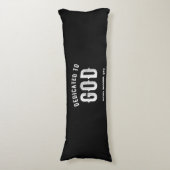 DEDICATED TO GOD  COOL WHITE TEKST LICHAAMSKUSSEN (Voorkant Verticaal)