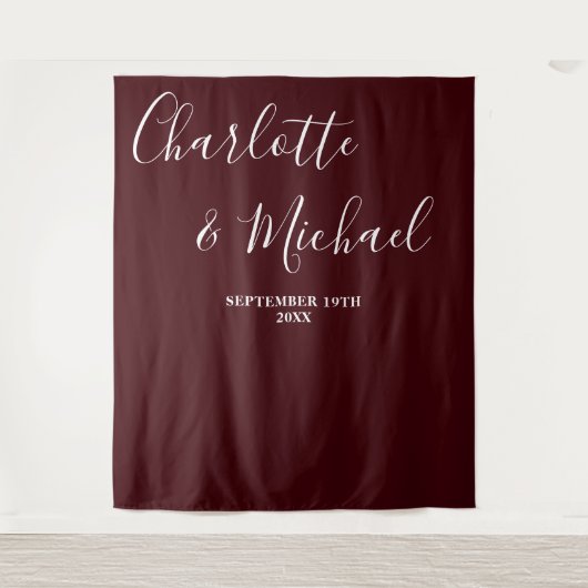 Deep Burgundy Script Minimalist Wedding Backdrop Wandkleed (Voorkant)