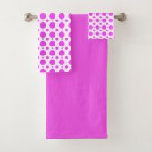 Deep Pink Polka Dot and Solid Bath Towel Set (En situation)