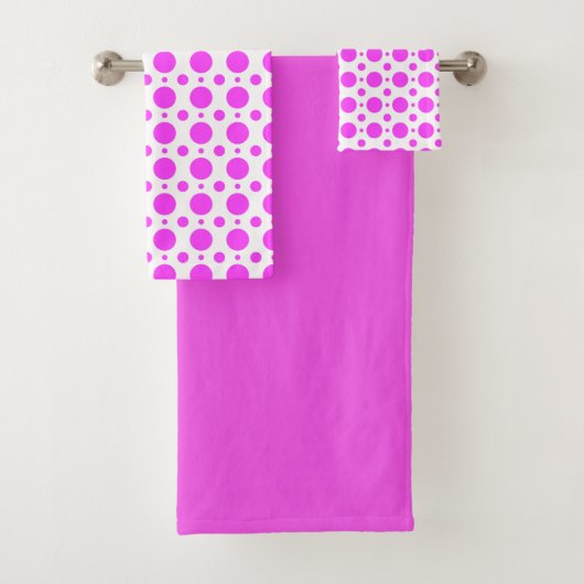 Deep Pink Polka Dot and Solid Bath Towel Set (En situation)