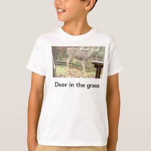 Deer in het T-shirt met gras