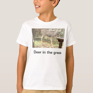 Deer in het T-shirt met gras