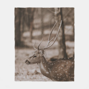 DEER MET ANTLERS FLEECE DEKEN