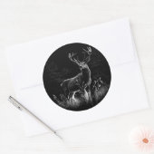 Deer met geweien per veld en boom ronde sticker (Envelop)