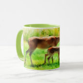 Deer Mom Doe and Baby Fawn Nature Mug (Devant gauche)