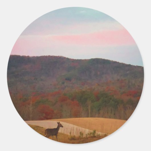Deer op zonsondergang golfbaan ronde sticker (Voorkant)