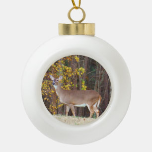 Deer voor de Gele Najaarboom Keramische Bal Ornament