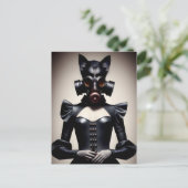 Déesse en cuir noir et masque à gaz Carte postale (Debout devant)