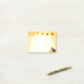 Dekhoorn en bladeren na de sluiting post-it® notes (Op bureau)