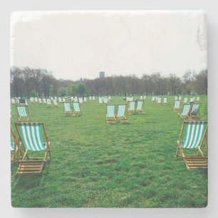 Dekkerstoelen verspreid in Green Park in Londen Stenen Onderzetter