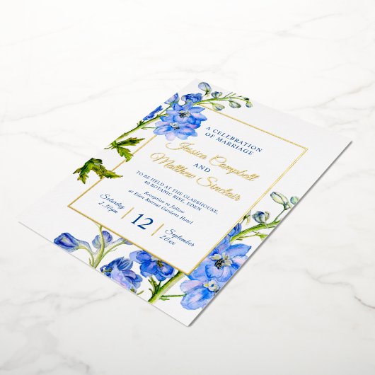 Delfineblauwe bloemen en goudzomerbruiloft folie uitnodiging (Gedraaid)