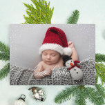 Délicat Neige Pleine photo Naissance bébé<br><div class="desc">Célébrez le premier Noël du bébé avec ce faire-part de naissance de vacances élégant et élégant avec une bordure de neige délicate, le nom de l'enfant dans l'écriture et les statistiques de naissance ci-dessous. Il y a un dégradé qui s'estompe pour mettre le texte en surbrillance vers le bas. Vous...</div>