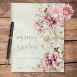 Délicat Rose rose rose vif moderne Lily Mariage ve<br><div class="desc">Ce design wedding planner est composé d'un doux jet floral réaliste de roses blancs, roses et crème et de lis sur un arrière - plan vert d'eau douce de sauge clair. Le dos continue le design. Ce design fait partie de la suite de cartes Delicate Modern Pink Blush Rose et...</div>