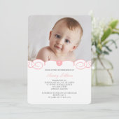 Délicat Scroll Baptism Invitation (Debout devant)