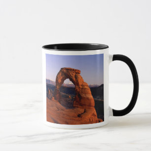 Delicate Arch bij zonsondergang met besneeuwde La Mok
