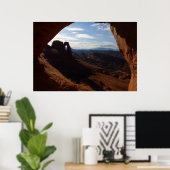 Delicate Arch door Rock Window bij Arches Poster (Thuiskantoor)