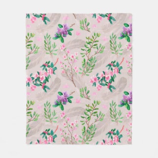 Delicate pattern with rhododendron flowers and fea fleece deken