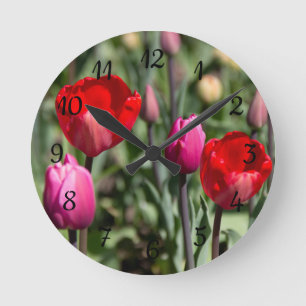 Delicate rode en paarse tulpen ronde klok