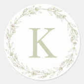 Delicate Sage Groene Krans Monogram Ronde Sticker (Voorkant)