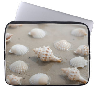 Delicate Schelpen Strand Sereniteit Laptop Sleeve