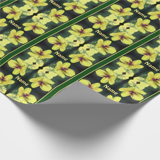 Delicate Yellow Wildflower, op maat Cadeaupapier (Hoek)