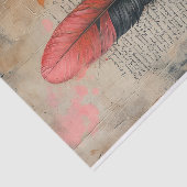 Delicate zwarte en rode veer op oud papier (Detail)