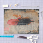 Delicate zwarte en rode veer op oud papier (Craft)