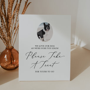 Delicate zwarte kalligrafie bruiloft hond behandel reclamebord met voetstuk