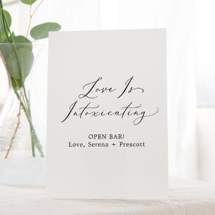 Delicate zwarte kalligrafie liefde is bedwelmend reclamebord met voetstuk