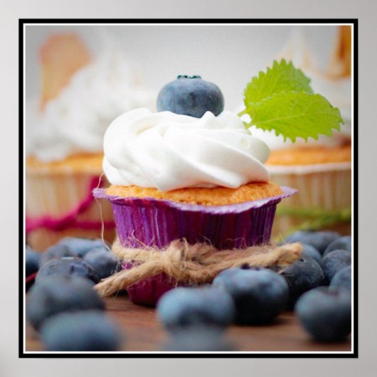 Delicious Blueberry Cupcake met hipped Cream Poster (Voorkant)