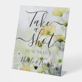 Delige Gele Bloemen Calligrafie Neem een Shot Reclamebord Met Voetstuk
