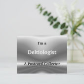 Deltiologue ~ carte postale (Debout devant)