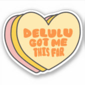 "Delulu Got Me This Far" Funny Aesthetic Design Sticker (Voorkant)