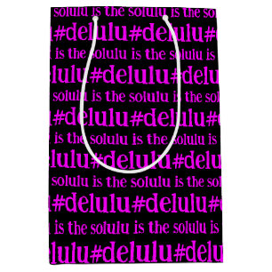 #Delulu is de Solulu Hot Pink Magenta op zwart Medium Cadeauzakje