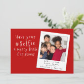 Demandez à votre selfie une joyeuse petite carte d (Debout devant)