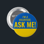 Demandez-moi Bleu Jaune Ukraine Volontaire Badge P<br><div class="desc">Demandez-moi Personnalisé Jaune Bleu Ukraine Drapeau Volontaire Bouton Pinback avec un texte de typographie audacieux et épatant qui ressemble à un émoticône souriant. Souriez,  aidez,  Bénévolat,  Cadeaux bénévoles,  mignonette,  vibrante,  audacieuse,  brillante,  puérile,  enfants,  s'entraider,  demander de l'aide</div>