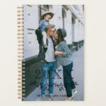 Demi-couronne noire Nom de l'année Photo<br><div class="desc">Élégant planificateur personnalisé imprimé avec votre photo sur la couverture. Écrivez l'année au-dessus d'une demi-couronne dessinée à la main de feuilles et de baies. Ajoutez votre nom dans une police noire sous. Le dos est recouvert de rayures chic blanches et noires.</div>