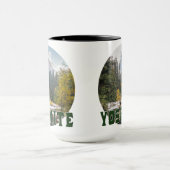 Demi-dôme en automne, avec le texte "Yosemite" Mug (Centre)