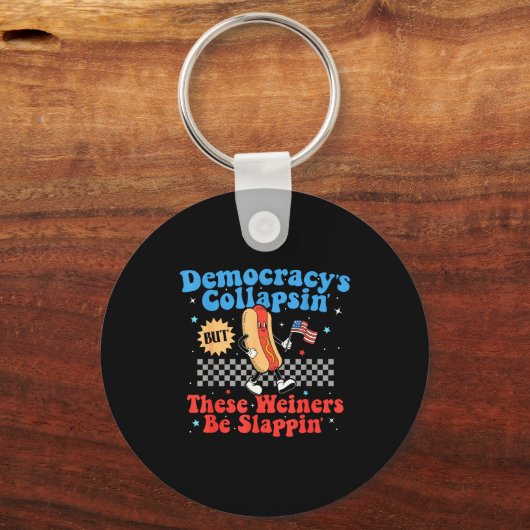 Democracy Is Collapsing But These Wieners Be Slapn Sleutelhanger (Voorkant)