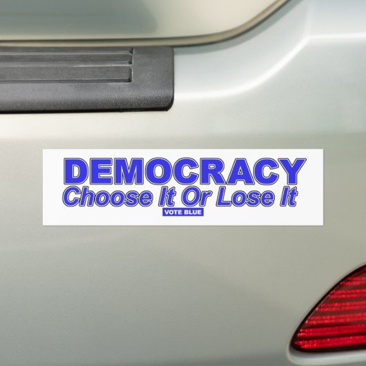 DEMOCRACY Kies het of verlies het Bumpersticker (Op auto)