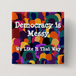 Democratie is rommelig vierkante button 5,1 cm