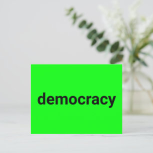 Democratie minimalistische typografie neon groen m briefkaart