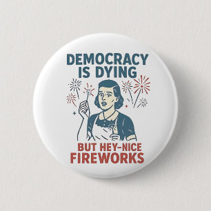 Democratie Sterft Maar Hey Leuk Vuurwerk Ronde Button 5,7 Cm